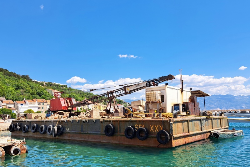 Floating Sheerlegs and Crane Barges/Crane Pontoons