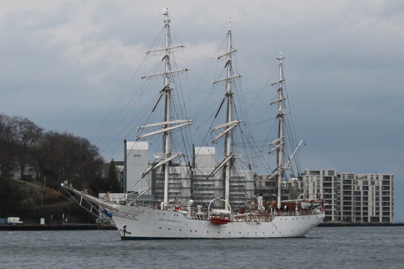 Traditional rig sailing ships from 120 feet or 36.6 m LOA