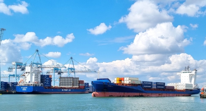 Containerships including more than one ship