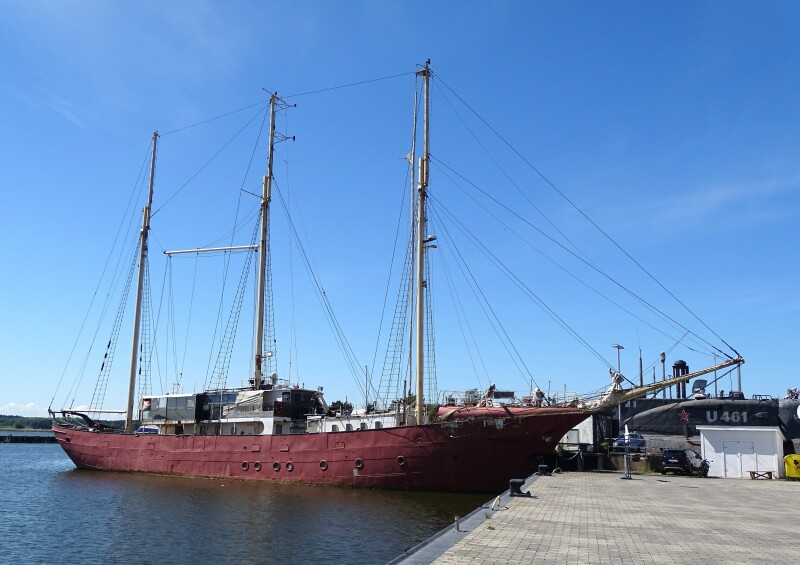 Traditional rig sailing ships from 120 feet or 36.6 m LOA